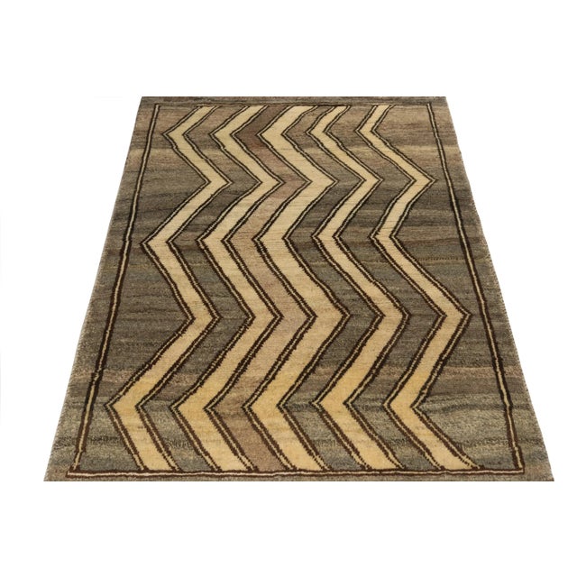 Tribal 1950s Vintage Gabbeh Rug in Gray and Beige-Brown Chevron Patterns For Sale - Image 3 of 6