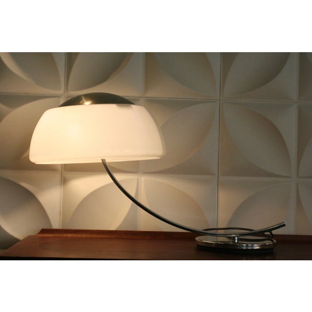 This lamp rotates 360º over the chromed circular base and features a acrylic glass shade that fits three light bulbs....