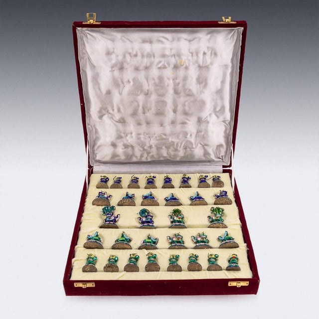 Indian Silver and Enamel Chess Set with Silk and Velvet Board, Jaipur, 1950s, Set of 33 For Sale - Image 6 of 18