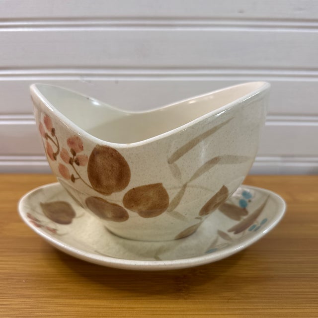 This is a beautiful mid-century modern gravy boat with an attached underplate manufactured by Red Wing Pottery in 1955....