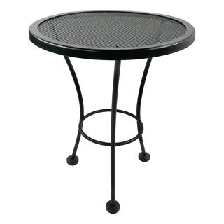 Mid-Century Boho Chic Atomic Mesh Patio Side Table, Woodard Attributed For Sale