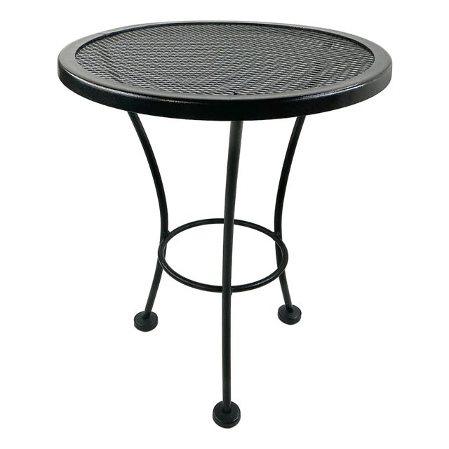 Mid-Century Boho Chic Atomic Mesh Patio Side Table, Woodard Attributed For Sale