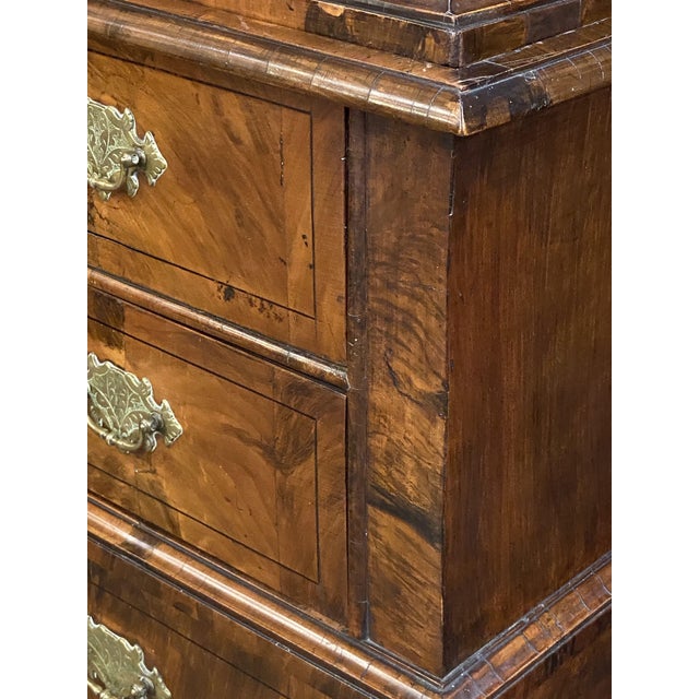 George I Cabinet on Chest of Figured Walnut From the 18th Century For Sale - Image 12 of 12