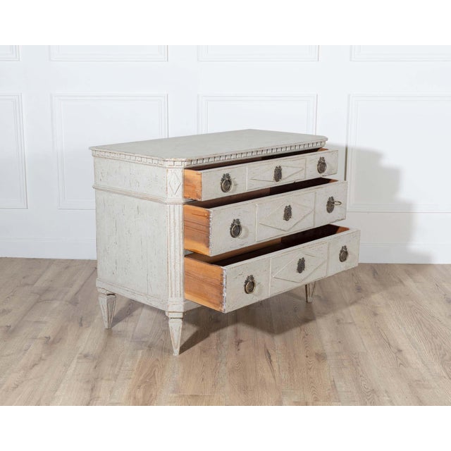 Pair of Swedish Gustavian-Style Painted Chests of Drawers, Early 20th Century For Sale In Atlanta - Image 6 of 9