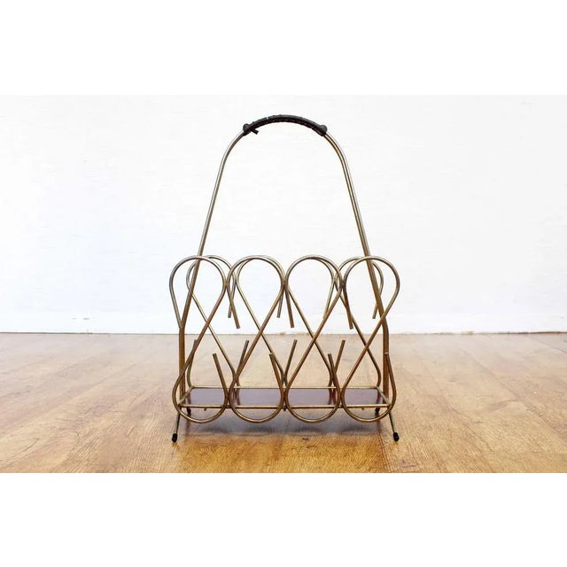Nice Vintage magazine rack from the 60s An original model with its 8 shapes and its faux leather handle. Gold metal...