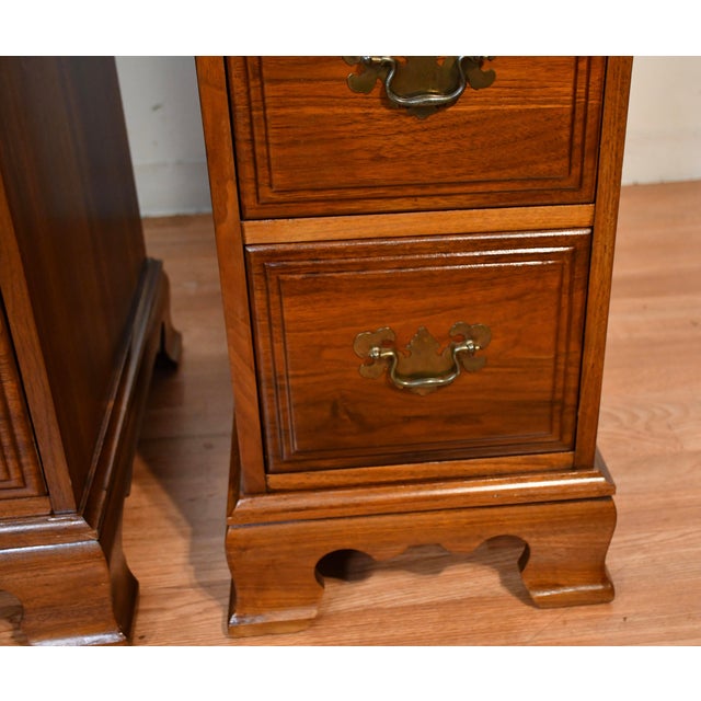 Wood 1930s Pair of English Chippendale Walnut Nightstands / Bedside Tables For Sale - Image 7 of 17