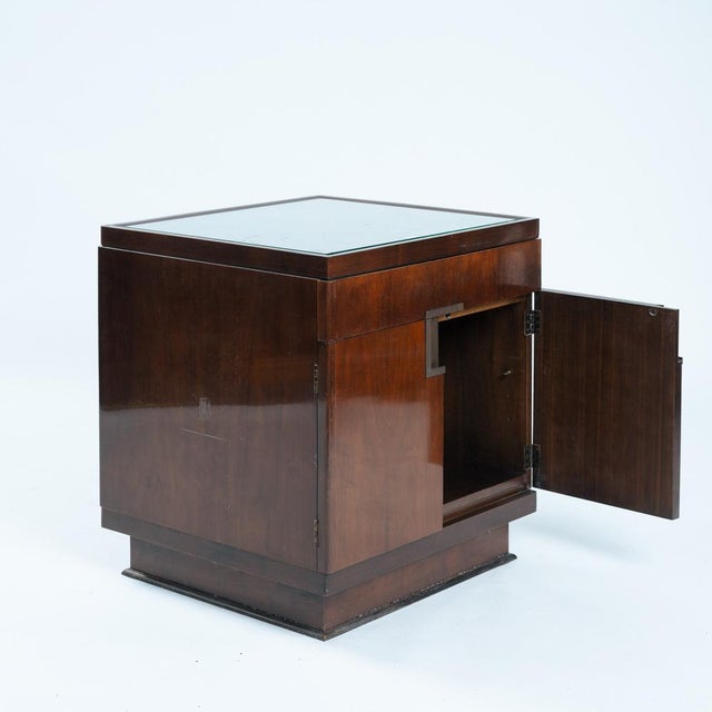 Art Deco Baker Walnut Veneered Nightstands in Copper and Cut Glass Accents, 1950s, Set of 2 For Sale - Image 16 of 18