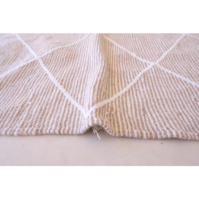 Beige Flatwoven Moroccan Rug – Handmade Geometric Berber Kilim This elegant handmade Moroccan flatwoven rug features a...