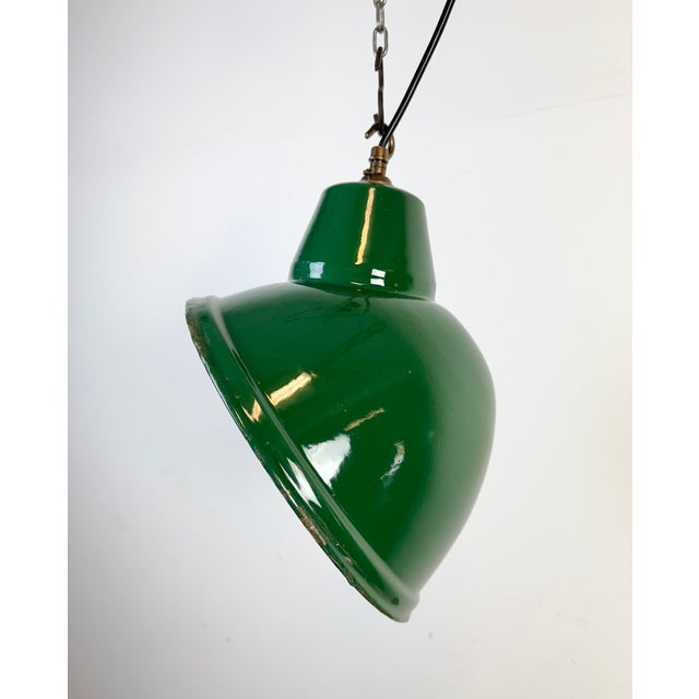 Industrial green enamel factory pendant light made in United Kingdom during the 1960s. White enamel inside the shade....