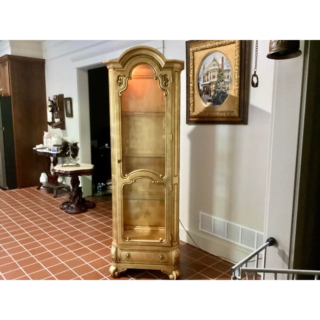 Hollywood Regency Weiman Vintage Hollywood Regency Style Gold Lighted Curio Display Cabinet 1940s Lighted With Drawer For Sale - Image 3 of 17
