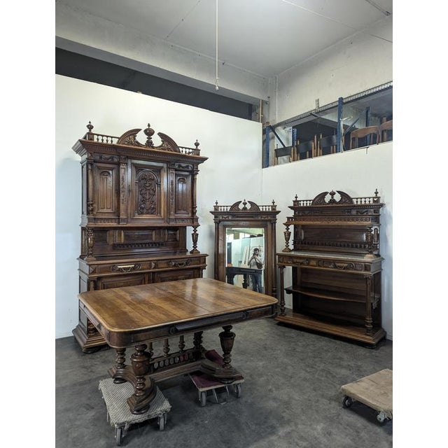 Renaissance Table in Solid Walnut, in Very Good conditions.