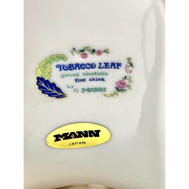 1960s Mann Porcelain Place Card Holders and Message Board – Tobacco Leaf Pattern – Set of 9 For Sale - Image 11 of 12