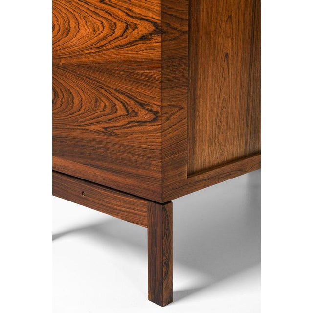Sideboard with Display Cabinet in Rosewood and Glass from Hans Wegner, 1965 For Sale - Image 4 of 12