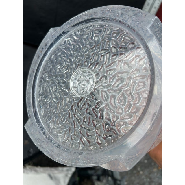 1970s Mid-Century Modern Textured "Iceberg" Lucite Ice Bucket – Attributed to Grainware For Sale - Image 4 of 8