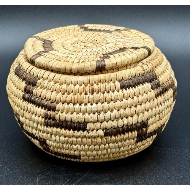 1930s Native American Papago Style Hand Woven Lidded Coil Basket. Tohono O’odham Style For Sale - Image 4 of 12