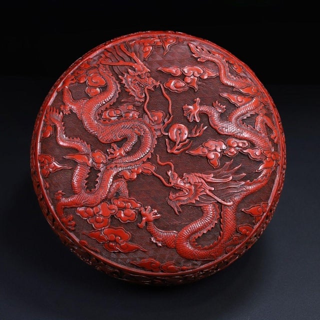 English Late 20th Century Large Carved Cinnabar Lacquer Box With Dragon and Floral Motifs For Sale - Image 3 of 10