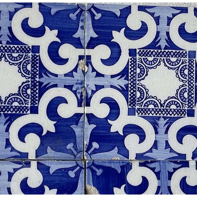 Earthenware - Set of 4 tiles. Portuguese, 20th century; in shades of blue and white. Dimensions: 14x14 cm.