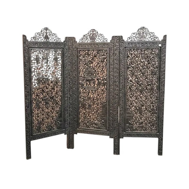 1900s Heavily Carved Anglo Indian 3 Panel Screen Room Divider. For Sale - Image 4 of 10