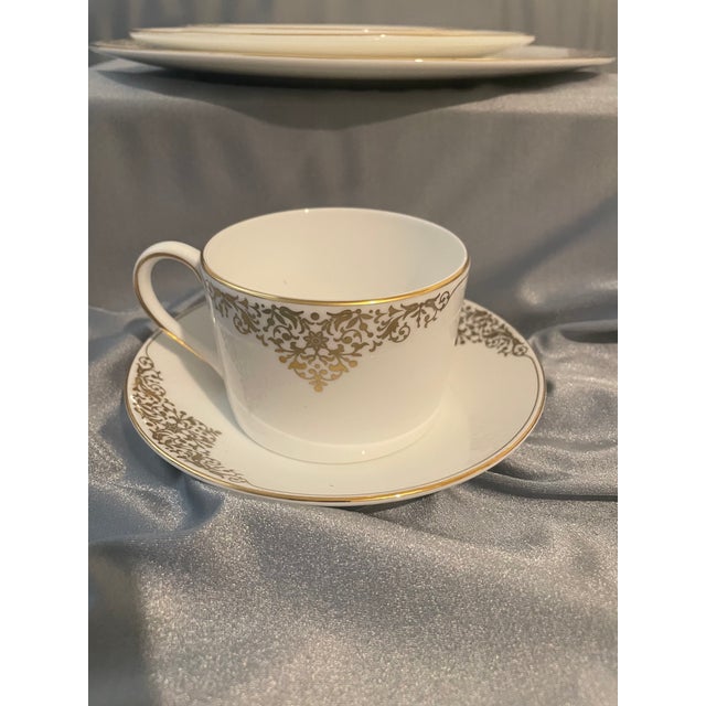 Hollywood Regency 1990s Wedgwood Bone China Vera Wang Empress Jewel Dinner Set- 5 Pieces For Sale - Image 3 of 12