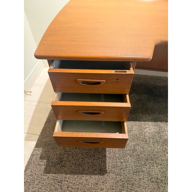 Peter Løvig Nielsen 1960s Danish Modern "Boomerang" Teak Executive Desk Attributed to Peter Løvig Nielsen For Sale - Image 4 of 12