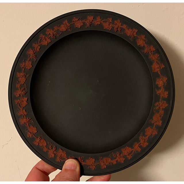 English Antique 18th Century Wedgwood Rosso Antico Basalt Plate With Grape Vine Border For Sale - Image 3 of 5