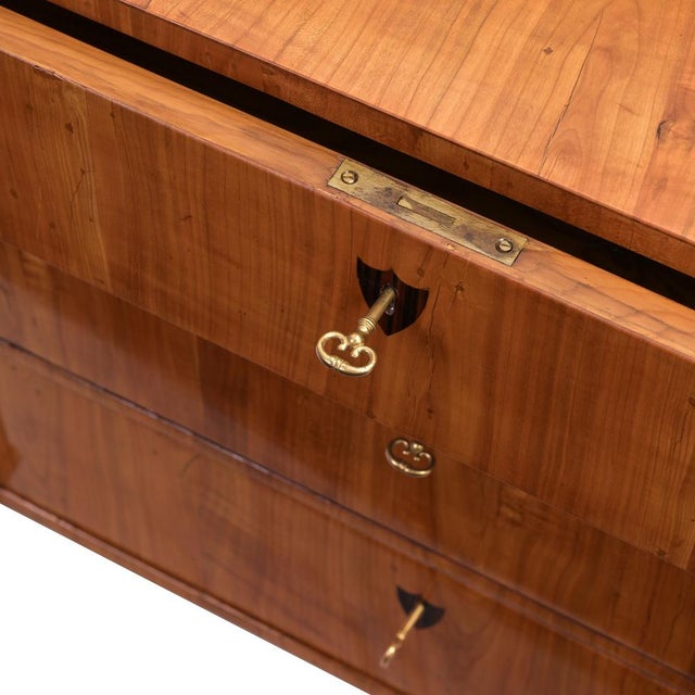 Biedermeier Chest of Drawers with 3 Drawers in Cherry Wood, 1820 For Sale - Image 4 of 10