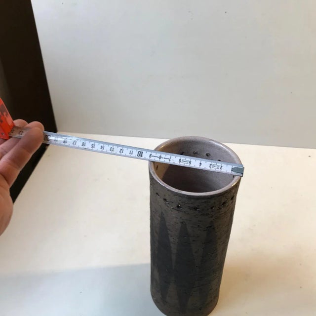 Swedish Chamotte Vase with Arrow Design by Valeria G. Törnberg for Elbogen, 1970s For Sale - Image 6 of 7