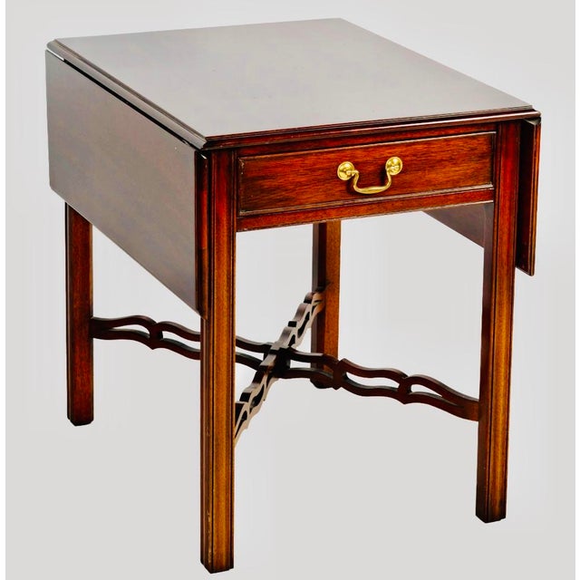 English 1980s Kindel Mahogany Drop Leaf Side Table / Federal Style Pembroke End Table With Drawer For Sale - Image 3 of 9