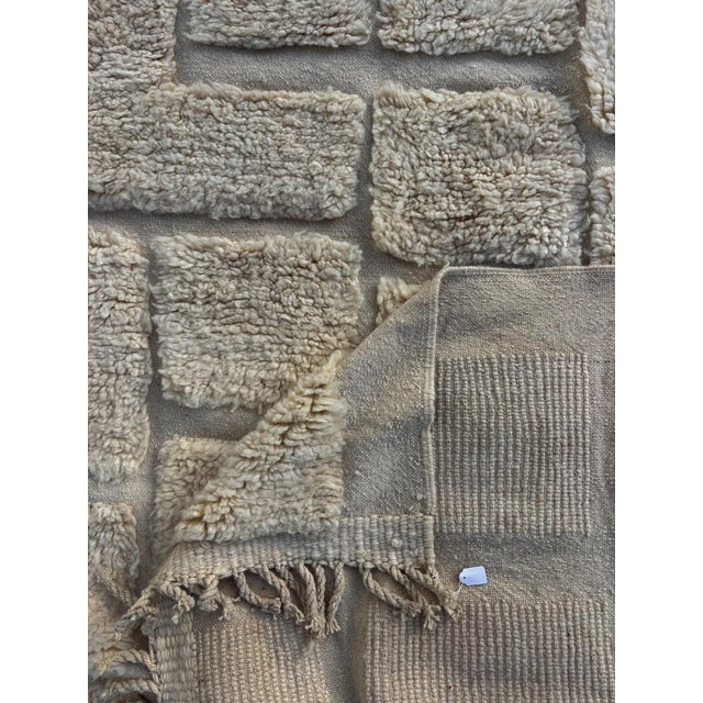 Textile White Textured Geometric Design – Modern Minimal Area Rug For Sale - Image 7 of 7