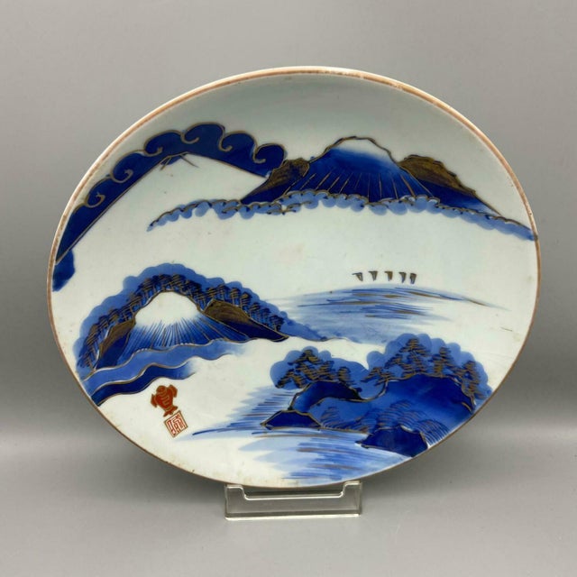 Dimensions: height 5 cm, diameter 29 cm. A large antique Japanese porcelain plate from the Meiji period, produced in Arita...
