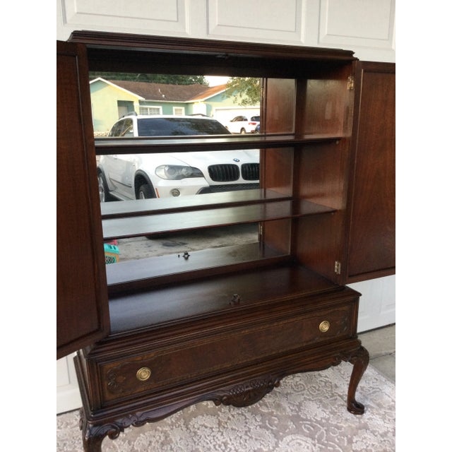Vintage Mahogany Display Cabinet | Queen Anne Style Cabinet | Mirrored Interior For Sale In Orlando - Image 6 of 8