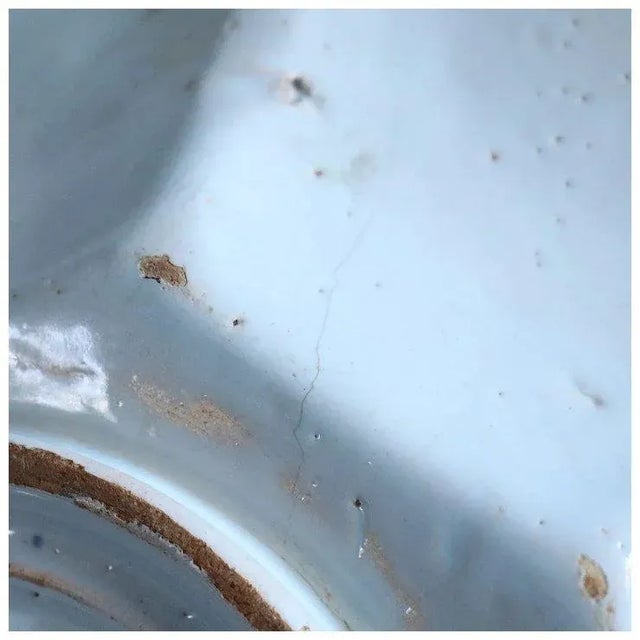 Chinoiserie 18th Century German Frankfurt Faience Blue and White Lobed Plates (Buckelplattes) - a Pair For Sale - Image 3 of 12