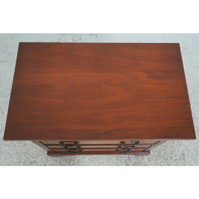 Pair of Stickley Antiquities Mahogany Bachelor Chests For Sale In Philadelphia - Image 6 of 18