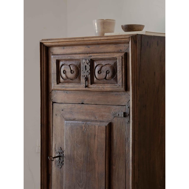 A magnificent cabinet with finely hand-engraved frames and drawer. All components are completely original, from the hinges...