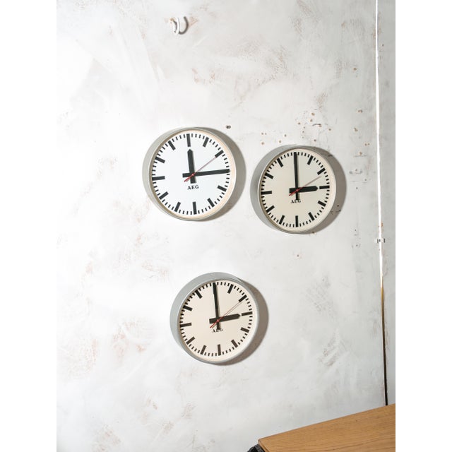 Industrial Grey Hammered Wall Clock from Aeg, Germany, 1960s For Sale - Image 14 of 15