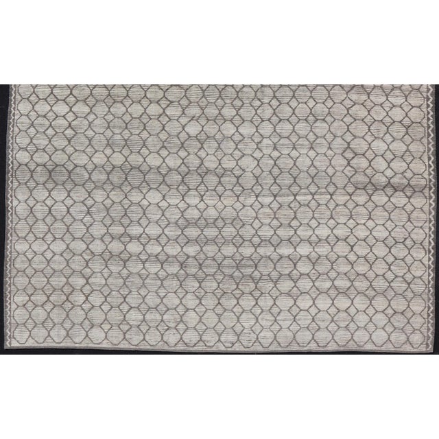 Modern Hand-Knotted Rug in Wool With All-Over Design in Light Gray & Off White For Sale - Image 4 of 11