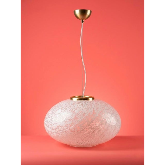 1960s Vintage Italian Venini Murano Glass Pendant Light With Brass Accents – Mid-Century Modern Hand-Blown Lighting For Sale - Image 5 of 6