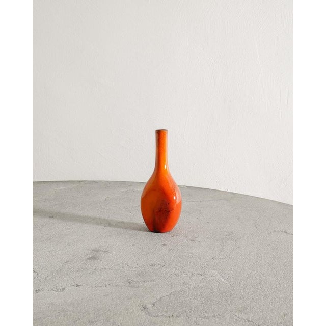 1950s Mid-Century French Red Sculptural Vase attributed to Jacques & Dani Ruelland, 1950s For Sale - Image 5 of 5