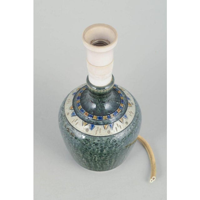 Yngve Blixt for Höganäs, table lamp. Decorative small table lamp in stoneware with characteristic textured surface and...