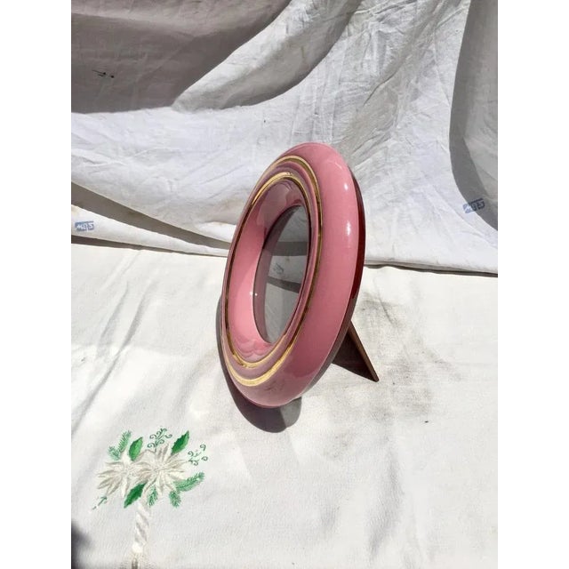 Circular Italian photo frame in lacquered wood in shades of pink. Italy 1980. magnificent object ideal for elegantly...