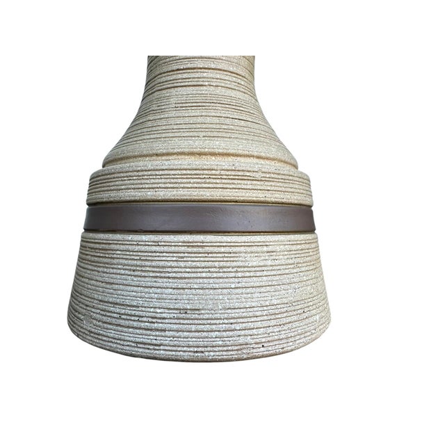 1960s Vintage Mid Century Modern Chalkware Lamp Pair — Neutral Ribbed Texture For Sale - Image 5 of 11