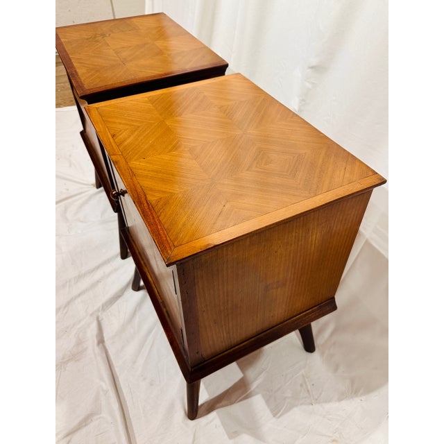 Wood Walnut Mid Century Modern Paire De Petites Tables De Nuit With Checkered Burl Tops For Sale - Image 7 of 13