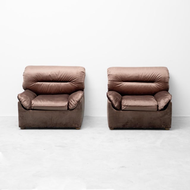 Pair of armchairs made in the 1970s. Brown velvet upholstery. Excellent condition, as shown in the photos.
