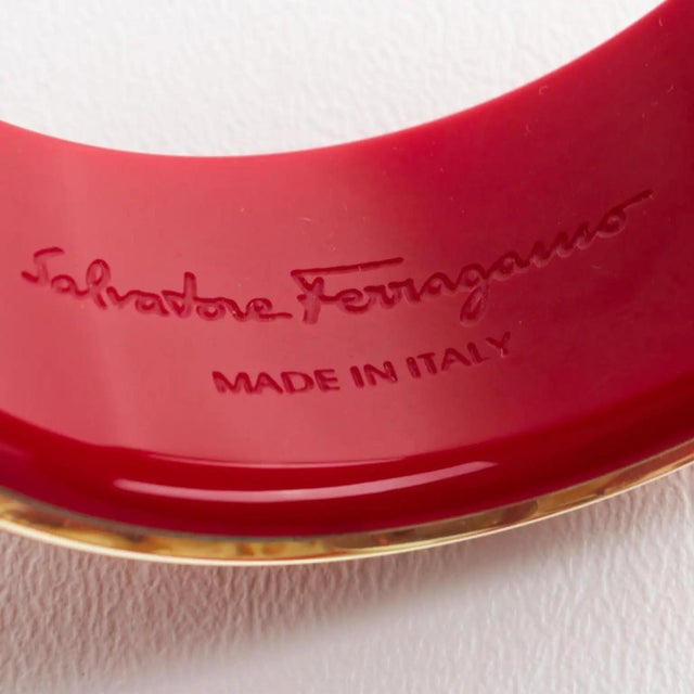 Salvatore Ferragamo Red Acrylic Lucite Bracelet Bangle with Faux-Wood Texture For Sale - Image 13 of 14