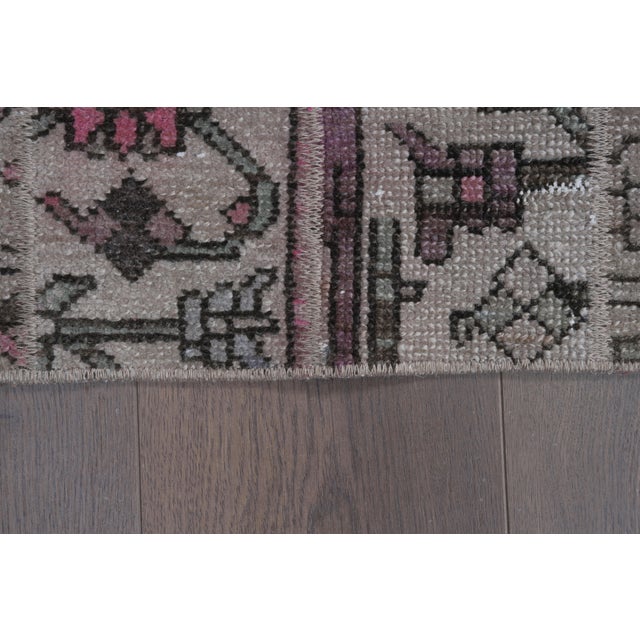 1970s Vintage Turkish Runner Rug - Neutral Beige & Floral Anatolian Small Runner - Handwoven Low-Pile Entryway Accent Rug For Sale In San Francisco - Image 6 of 10