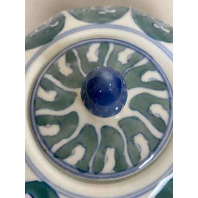 Vintage Mid-Century Chinese Chinoiserie Style Hand-Painted Porcelain Ginger Jar For Sale - Image 11 of 14