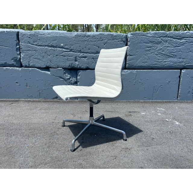 one original Eames Aluminum Group Side Chair in Vicenza Leather Cream. 360-degree swivel. Made by Herman Miler 2015. Four...