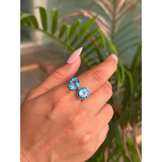 Two Stone Blue Topaz Faceted Round Cut 10 Mm Ring in Solid Silver - Size 8 For Sale - Image 4 of 13