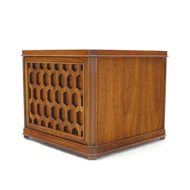 Nice circa 1970s cube shape mid-century modern side table with small storage cabinet compartment.