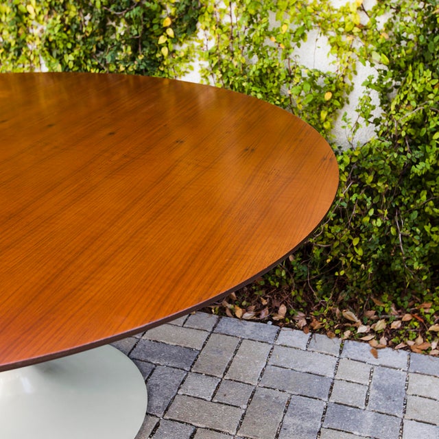 Brown Vintage Original Round Saarinen Tulip Dining Table in Walnut by Knoll For Sale - Image 8 of 12